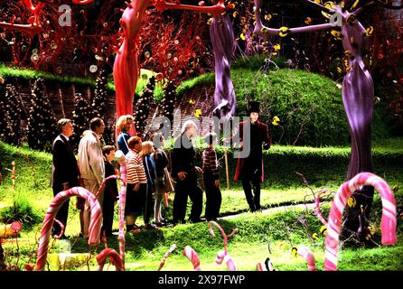 JUNI 2005 - L-R: JAMES FOX, ADAM GODLEY, JORDAN BRJ, MISSI PYLE, PHILIP WIEGRATZ, ANNASOPHIA ROBB, JULIA WINTER, DAVID KELLY, FREDDIE HIGHMORE UND JOHNNY DEPP. Ã’Charlie and the Chocolate Factory, Ã“. BEREITGESTELLT VON K45302ES (ABBILDUNG: © JAMES M. KELLY/ZUMA WIRE) NUR ZUR REDAKTIONELLEN VERWENDUNG! Nicht für kommerzielle ZWECKE! Stockfoto