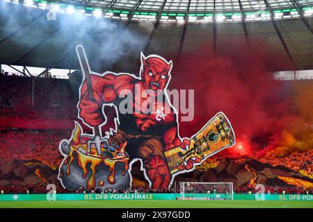 Red Devil mit Tasse, Choreo, Choreografie, Fan Action Fan Block, Fans, Fan Curve, Flaggen, Flaggen, Atmosphäre, atmosphärisch, Bengalos, Pyrotechnik, Pyro Stockfoto