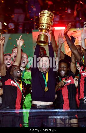 Jubel, Freude, Siegerfeier, Ehre, Preisverleihung des Pokalgewinners Bayer 04 Leverkusen, Coach Xabi Alonso Bayer 04 Leverkusen präsentiert das Stockfoto