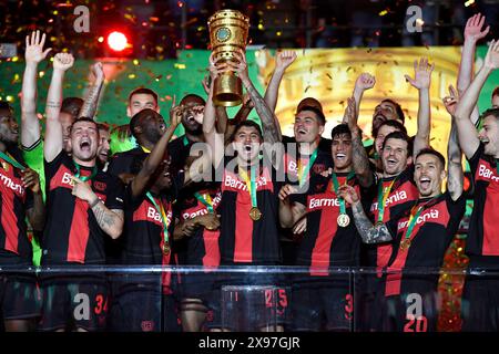 Jubel, Freude, Siegesfeier, Ehre, Preisverleihung des Pokalgewinners Bayer 04 Leverkusen, Exequiel Palacios Bayer 04 Leverkusen (25) präsentiert Stockfoto