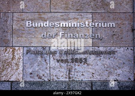 Eingang, Schriftzug, Bundesministerium der Finanzen, Ministerium der Finanzen, ehemals Reichsluftfahrtministerium, Platz des Volksaufstandes von 1953, Berlin Stockfoto