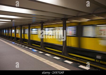 Ankunft der U-Bahn-Linie U2, Bewegungseffekt, Haltestelle, Bahnsteig, Bahnhof Theodor-Heuss-Platz, Berlin, Deutschland Stockfoto