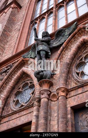Hauptportal, Bronzestatue des Erzengels Michael, Friedrichswerder Kirche, Architekt Karl Friedrich Schinkel, Berlin Stockfoto