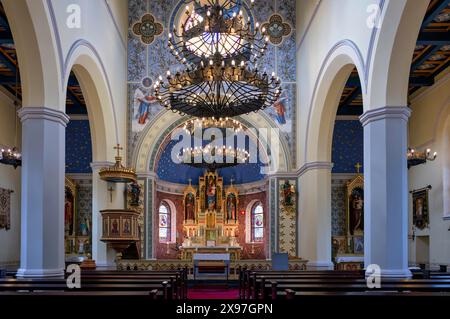 Innenansicht des Kirchenschiffs mit Blick auf den Altar St. Marien am Behnitz, Marienkirche, zweitälteste katholische Kirche Berlins, Spandau Stockfoto