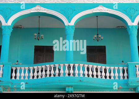 322 Türkis bemalter Balkon eines eklektischen Gebäudes aus den frühen 1900er Jahren an der Westseite des Vidal Park, Ecke Marta Abreu Street. Santa Clara-Kuba. Stockfoto