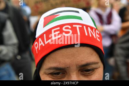 Berlin, Deutschland. Mai 2024. "Palästina" steht auf dem Kopfschmuck eines Teilnehmers an einer pro-palästinensischen Demonstration in Kreuzberg. Quelle: Paul Zinken/dpa/Alamy Live News Stockfoto