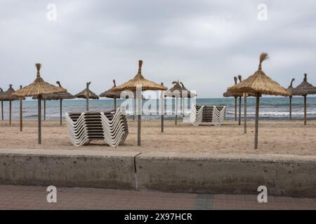 Palma, Spanien. April 2024. Der Strand der Stadt Palma de Mallorca in der Nebensaison gegen Mittag. Frank Rumpenhorst/dpa/Alamy Live News Stockfoto