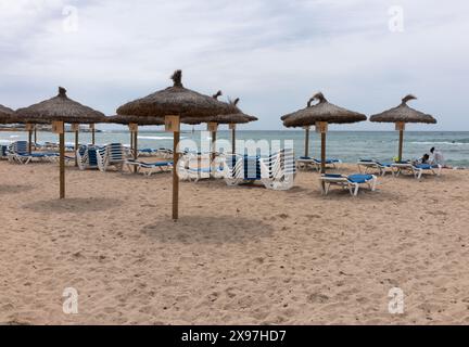 Palma, Spanien. April 2024. Der Strand der Stadt Palma de Mallorca in der Nebensaison gegen Mittag. Frank Rumpenhorst/dpa/Alamy Live News Stockfoto