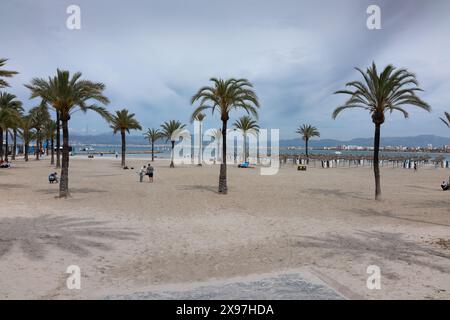 Palma, Spanien. April 2024. Der Strand von El Arenal auf Mallorca am Morgen. Frank Rumpenhorst/dpa/Alamy Live News Stockfoto