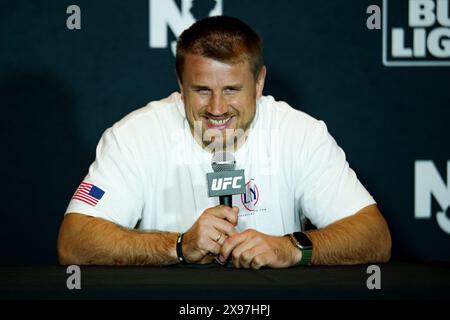 Newark, Newark, NJ, USA. Mai 2024. Alexandr Romanov interagiert mit Medien während des UFC 302 Media Day im Prudential Center am 29. Mai 2024 in Newark, USA. (Foto von Matt Davies/PxImages) (Credit Image: © Matt Davies/PX Imagens via ZUMA Press Wire) NUR ZUR REDAKTIONELLEN VERWENDUNG! Nicht für kommerzielle ZWECKE! Stockfoto