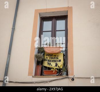 Palma, Spanien. April 2024. Am Fenster einer Wohnung in Palma de Mallorca hängt ein Banner mit der Aufschrift „Stadt für diejenigen, die dort leben, nicht für diejenigen, die besuchen“ Credit: Frank Rumpenhorst/dpa/Alamy Live News Stockfoto