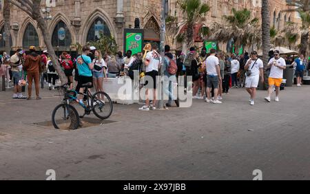 Palma, Spanien. April 2024. Menschen am Nachmittag entlang der Strandpromenade von El Arenal auf Mallorca. Frank Rumpenhorst/dpa/Alamy Live News Stockfoto