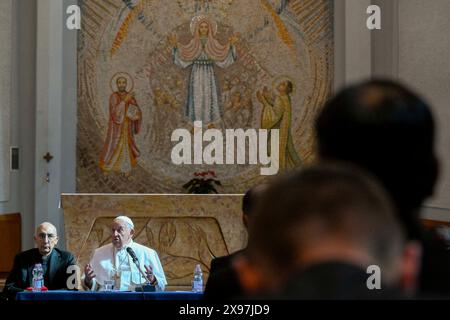 Vatikan, Vatikan. Mai 2024. **KEIN LIBRI** Italien, Rom, Vatikan, 29.05.2024. Papst Franziskus bei einem Treffen mit Priestern, die zwischen 2014 und 2024 in Rom geweiht wurden. Foto von VATIKANISCHEN MEDIEN /Catholic Press Photo Credit: Independent Photo Agency/Alamy Live News Stockfoto