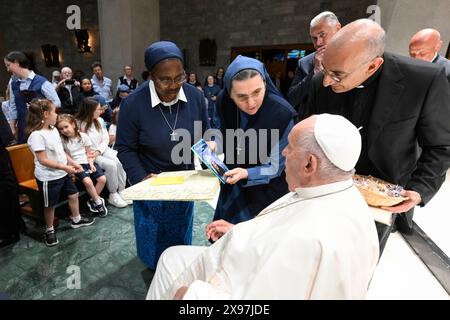 Vatikan, Vatikan. Mai 2024. **KEIN LIBRI** Italien, Rom, Vatikan, 29.05.2024. Papst Franziskus bei einem Treffen mit Priestern, die zwischen 2014 und 2024 in Rom geweiht wurden. Foto von VATIKANISCHEN MEDIEN /Catholic Press Photo Credit: Independent Photo Agency/Alamy Live News Stockfoto