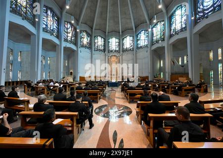 Vatikan, Vatikan. Mai 2024. **KEIN LIBRI** Italien, Rom, Vatikan, 29.05.2024. Papst Franziskus bei einem Treffen mit Priestern, die zwischen 2014 und 2024 in Rom geweiht wurden. Foto von VATIKANISCHEN MEDIEN /Catholic Press Photo Credit: Independent Photo Agency/Alamy Live News Stockfoto