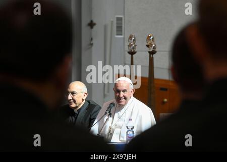 Vatikan, Vatikan. Mai 2024. **KEIN LIBRI** Italien, Rom, Vatikan, 29.05.2024. Papst Franziskus bei einem Treffen mit Priestern, die zwischen 2014 und 2024 in Rom geweiht wurden. Foto von VATIKANISCHEN MEDIEN /Catholic Press Photo Credit: Independent Photo Agency/Alamy Live News Stockfoto