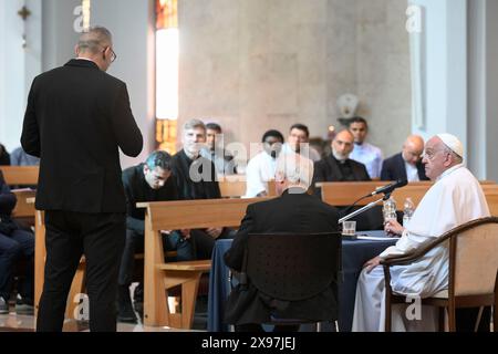 Vatikan, Vatikan. Mai 2024. **KEIN LIBRI** Italien, Rom, Vatikan, 29.05.2024. Papst Franziskus bei einem Treffen mit Priestern, die zwischen 2014 und 2024 in Rom geweiht wurden. Foto von VATIKANISCHEN MEDIEN /Catholic Press Photo Credit: Independent Photo Agency/Alamy Live News Stockfoto