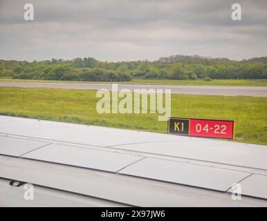 Entfernungsschilder am Flughafen. Ansicht von einer Ebene einer Piste Stockfoto