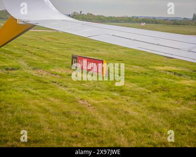 Entfernungsschilder am Flughafen. Ansicht von einer Ebene einer Piste Stockfoto