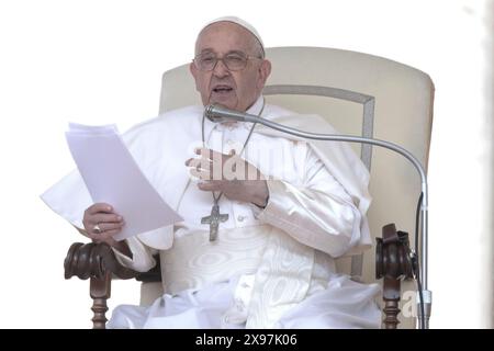 Vatikanstadt, Vatikan, 29. Mai 2024. Papst Franziskus während seiner wöchentlichen Generalaudienz auf dem Petersplatz im Vatikan. Maria Grazia Picciarella/Alamy Live News Stockfoto