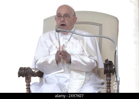 Vatikanstadt, Vatikan, 29. Mai 2024. Papst Franziskus während seiner wöchentlichen Generalaudienz auf dem Petersplatz im Vatikan. Maria Grazia Picciarella/Alamy Live News Stockfoto