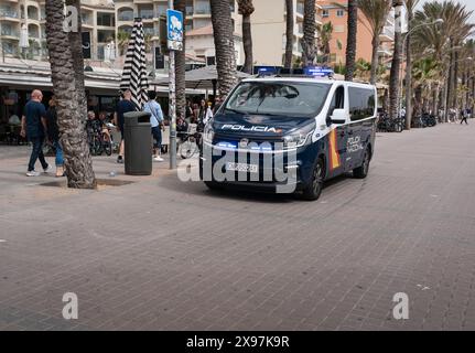 Palma, Spanien. April 2024. Am Nachmittag fährt ein Polizeiauto entlang der Strandpromenade von El Arenal auf Mallorca. Frank Rumpenhorst/dpa/Alamy Live News Stockfoto