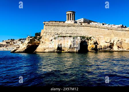 Valetta, Malta, ein Blick auf ein militärisches Fort, das sich über dem Meer erhebt. Die mittelalterliche Festung schützt die Stadt Valletta. Stockfoto