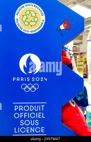 Paris, Frankreich. Mai 2024. Ein Souvenirstand mit dem Logo der Olympischen Spiele steht in einem Supermarkt. Die Olympischen Spiele finden vom 26. Juli 2024 bis 11. August 2024 in Paris statt. Frank Molter/dpa/Alamy Live News Stockfoto