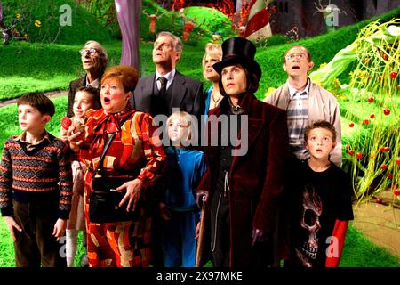 JUNI 2005 - L-R: FREDDIE HIGHMORE, JULIA WINTER, DAVID KELLY, FRANZISKA TROEGNER, JAMES FOX, ANNASOPHIA ROBB, MISSI PYLE, JOHNNY DEPP, ADAM GODLEY UND JORDAN FRY. Ã’Charlie and the Chocolate Factory, Ã“. BEREITGESTELLT VON K45302ES (ABBILDUNG: © JAMES M. KELLY/ZUMA WIRE) NUR ZUR REDAKTIONELLEN VERWENDUNG! Nicht für kommerzielle ZWECKE! Stockfoto