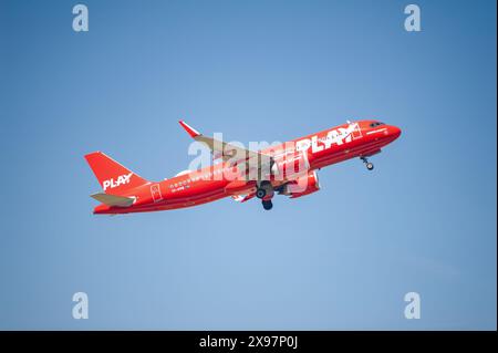 13.05.2024, Berlin, Deutschland, Europa - Play Airlines Airbus A320 Neo Passagierflugzeug mit der Registrierung TF-PPB startet vom Flughafen Berlin BER. Stockfoto