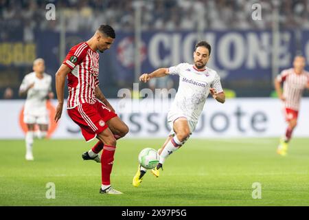 Athen, Griechenland. Mai 2024. David Carmo (16) von Olympiacos und Giacomo Bonaventura (5) von Fiorentina wurden während des Endspiels der UEFA Conference League zwischen Olympiacos und Fiorentina in der OPAP Arena in Athen gesehen. Quelle: Gonzales Photo/Alamy Live News Stockfoto