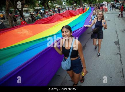 Chiang Mai, Thailand. Mai 2024. Ausländische Mitglieder der LGBTQIA-Community tragen während des „Chiang Mai Bunte Pride Month 2024“-marsches in Chiang Mai eine Regenbogenfahne. (Credit Image: © Pongmanat Tasiri/SOPA Images via ZUMA Press Wire) NUR REDAKTIONELLE VERWENDUNG! Nicht für kommerzielle ZWECKE! Stockfoto