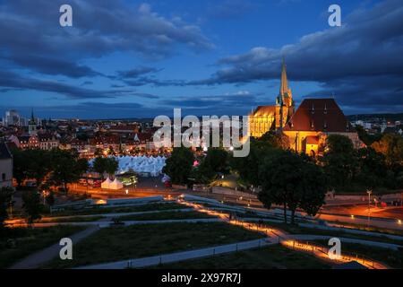 Erfurt, Deutschland. Mai 2024. Zahlreiche Gäste nehmen an dem Abendsegen nach der Eröffnung des 103. Deutschen Katholischen Tages auf dem Domplatz in Erfurt Teil. 20.000 Teilnehmer aus ganz Deutschland werden an der fünftägigen christlichen Versammlung erwartet. Bis Sonntag sind rund 500 Veranstaltungen geplant. Der katholische Tag findet unter dem biblischen Motto 'die Zukunft gehört dem Mann des Friedens' statt. Quelle: Jan Woitas/dpa/Alamy Live News Stockfoto