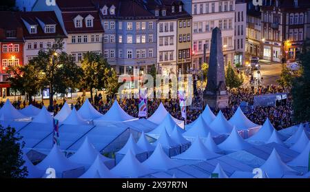 Erfurt, Deutschland. Mai 2024. Zahlreiche Gäste nehmen an dem Abendsegen nach der Eröffnung des 103. Deutschen Katholischen Tages auf dem Domplatz in Erfurt Teil. 20.000 Teilnehmer aus ganz Deutschland werden an der fünftägigen christlichen Versammlung erwartet. Bis Sonntag sind rund 500 Veranstaltungen geplant. Der katholische Tag findet unter dem biblischen Motto 'die Zukunft gehört dem Mann des Friedens' statt. Quelle: Jan Woitas/dpa/Alamy Live News Stockfoto