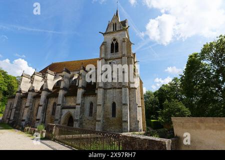 Stiftskirche unserer Lieben Frau der Himmelfahrt in der ländlichen Stadt Crecy la Chapelle, Frankreich. Stockfoto