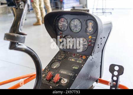 Kleines Gyrocopter-Armaturenbrett mit alten analogen Displays Stockfoto