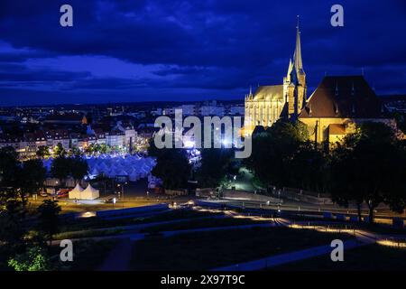 Erfurt, Deutschland. Mai 2024. Zahlreiche Gäste nehmen an dem Abendsegen nach der Eröffnung des 103. Deutschen Katholischen Tages auf dem Domplatz in Erfurt Teil. 20.000 Teilnehmer aus ganz Deutschland werden an der fünftägigen christlichen Versammlung erwartet. Bis Sonntag sind rund 500 Veranstaltungen geplant. Der katholische Tag findet unter dem biblischen Motto 'die Zukunft gehört dem Mann des Friedens' statt. Quelle: Jan Woitas/dpa/Alamy Live News Stockfoto