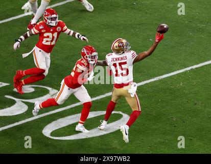 Las Vegas, Usa. Februar 2024. Jauan Jennings (15) der 49ers (15) holt sich in der ersten Hälfte des Super Bowl LVIII gegen die Kansas City Chiefs im Allegiant Stadium in Las Vegas am 11. Februar 2024 einen Pass. (Foto: Karl Mondon/Bay Area News Group/TNS/SIPA USA) Credit: SIPA USA/Alamy Live News Stockfoto