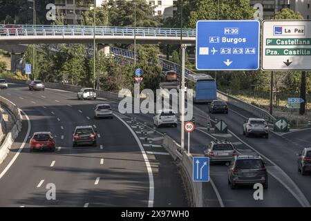 Im organisierten Verkehr sind Fahrzeuge, die in entgegengesetzte Richtungen fahren, auf beiden Seiten der Straße getrennt, um gegenseitige Blockierungen zu vermeiden Stockfoto