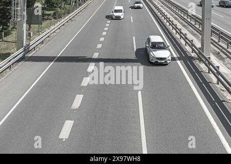 Autobahnen, seitliche Schultern auf jeder Seite, so dass ein Fahrzeug im Notfall anhalten kann, ohne den Verkehr zu behindern Stockfoto