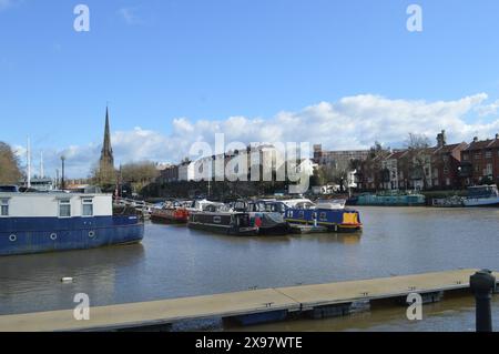 Farbenfrohe Häuser der Redcliffe Parade und Schmalboote des Bristol Harbour. Bristol, England, Vereinigtes Königreich. Februar 2024. Stockfoto