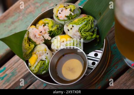 Leckere Ceviche-Rollen aus weißem Fisch mit Reispapier im vietnamesischen Stil Stockfoto