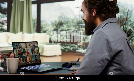 Der CEO des Unternehmens trifft sich mit den Aktionären auf Video und nimmt an einer Online-Verbindung für ein neues Briefing in seiner luxuriösen Villa in den Bergen Teil. Unternehmer erklärt seinem Team globale Strategien. Stockfoto