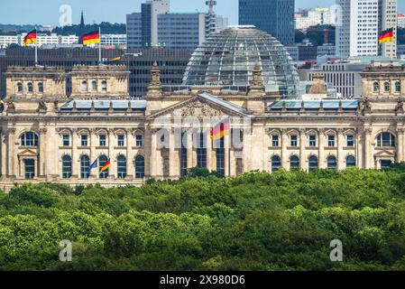 Berliner Reichstag, Sitz des Deutschen Bundestags, Blick von oben, Mai 2024 Deutschland, Berlin, Mai 2024, Berliner Reichstag, Sitz des Deutschen Bundestags, Blick von der Siegessäule, der Reichstag wurde 1884 bis 1894 erbaut, Architekt Paul Wallot, die Kuppel war in den 1990er Jahren von Architekt Sir Norman Foster geplant, Architektur, Parlament, Politik, Hauptstadt, *** Berliner Reichstag, Sitz des Deutschen Bundestages, Blick von oben, Mai 2024 Deutschland, Berlin, Mai 2024, Berlin Reichstag, Sitz des Deutschen Bundestages, Blick von der Siegessäule, der Reichstag wurde zwischen 1884 und 18 erbaut Stockfoto