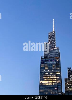 Der superhohe Wolkenkratzer, ein Vanderbilt, der von Murray Hill in der Abenddämmerung in einer klaren Sommernacht gesehen wird, 2024, New York City, USA Stockfoto