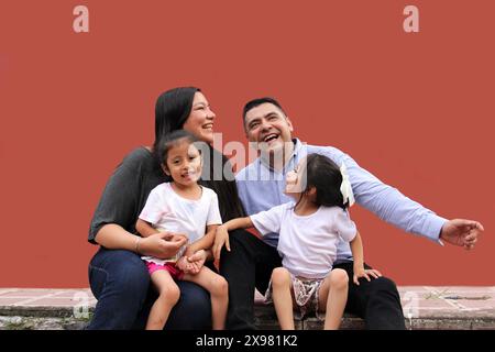 Die Familie von Vater, Mutter und zwei dunkelhäutigen Latino-Töchtern genießen eine gute gemeinsame Zeit, lachen und haben Spaß Stockfoto
