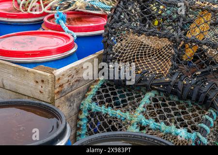 29. Mai 2024. Burghead, Moray, Schottland. Dies zeigt einen Creel, Seile und Ködertrommeln am Pier von Burghead Harbour. Creels werden verwendet, um Muscheln zu fangen Stockfoto