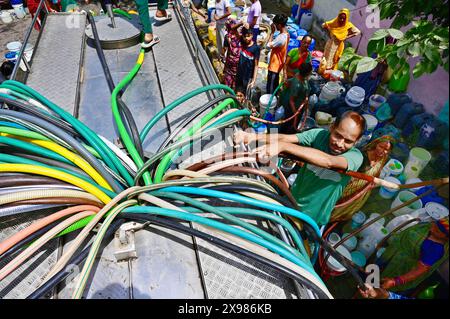 Neu-Delhi, Indien. Mai 2024. NEW DELHI, INDIEN – 29. MAI: Die Bewohner des JJ Cluster Vivekanand Colony in Chanakyapuri füllen am Morgen des 29. Mai 2024 in New Delhi, Indien, Wasser aus einem Tankschiff. (Foto: Vipin Kumar/Hindustan Times/SIPA USA) Credit: SIPA USA/Alamy Live News Stockfoto