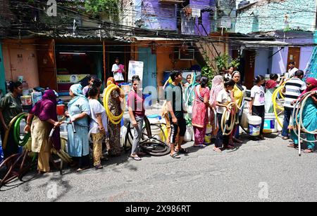 Neu-Delhi, Indien. Mai 2024. NEW DELHI, INDIEN – 29. MAI: Die Bewohner des JJ Cluster Vivekanand Colony in Chanakyapuri warten am Morgen des 29. Mai 2024 in Neu-Delhi, Indien, auf Wassertanker, die ihre leeren Eimer füllen. (Foto: Vipin Kumar/Hindustan Times/SIPA USA) Credit: SIPA USA/Alamy Live News Stockfoto