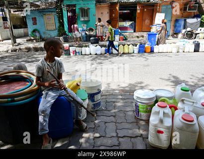 Neu-Delhi, Indien. Mai 2024. NEW DELHI, INDIEN – 29. MAI: Die Bewohner des JJ Cluster Vivekanand Colony in Chanakyapuri warten am Morgen des 29. Mai 2024 in Neu-Delhi, Indien, auf Wassertanker, die ihre leeren Eimer füllen. (Foto: Vipin Kumar/Hindustan Times/SIPA USA) Credit: SIPA USA/Alamy Live News Stockfoto